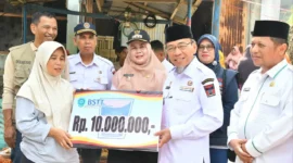Wakil Wali Kota Padang, Maigus Nasir menyerahkan bantuan kepada korban kebakaran di Batu Gadang. (Foto: Pemko Padang)
