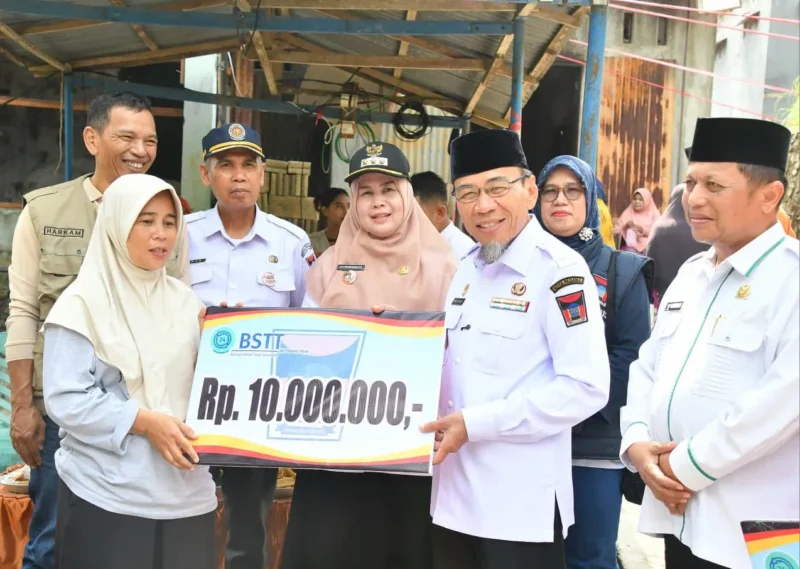 Wakil Wali Kota Padang, Maigus Nasir menyerahkan bantuan kepada korban kebakaran di Batu Gadang. (Foto: Pemko Padang)