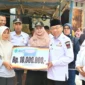 Wakil Wali Kota Padang, Maigus Nasir menyerahkan bantuan kepada korban kebakaran di Batu Gadang. (Foto: Pemko Padang)