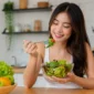 Ilustrasi makan salad. (Foto: AI Generate)