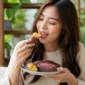 Ilustrasi seorang wanita sedang menikmati ubi jalar. (Foto: AI Generate)