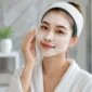Ilustrasi wanita menggunakan masker wajah. (Foto: AI Generate)