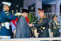 Kapolri Jenderal Polisi Listyo Sigit Prabowo mengalungkan Medali Loka Praja Samrakshana kepada Presiden Prabowo. (Foto: BPMI Setpres)