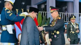 Kapolri Jenderal Polisi Listyo Sigit Prabowo mengalungkan Medali Loka Praja Samrakshana kepada Presiden Prabowo. (Foto: BPMI Setpres)