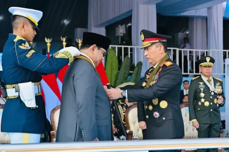 Kapolri Jenderal Polisi Listyo Sigit Prabowo mengalungkan Medali Loka Praja Samrakshana kepada Presiden Prabowo. (Foto: BPMI Setpres)