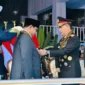 Kapolri Jenderal Polisi Listyo Sigit Prabowo mengalungkan Medali Loka Praja Samrakshana kepada Presiden Prabowo. (Foto: BPMI Setpres)