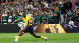 Penyerang Timnas Meksiko, Julian Quinones, melepaskan tembakan ke arah gawang Timnas Ekuador dalam laga babak 32 besar Piala Dunia 2026. (Foto: FIFA.com)