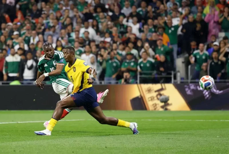 Penyerang Timnas Meksiko, Julian Quinones, melepaskan tembakan ke arah gawang Timnas Ekuador dalam laga babak 32 besar Piala Dunia 2026. (Foto: FIFA.com)