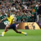 Penyerang Timnas Meksiko, Julian Quinones, melepaskan tembakan ke arah gawang Timnas Ekuador dalam laga babak 32 besar Piala Dunia 2026. (Foto: FIFA.com)