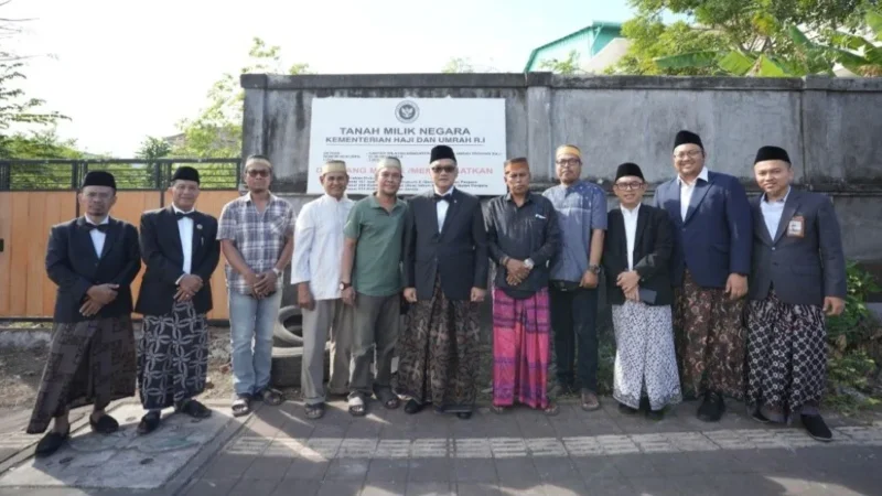 Menhaj RI, Mochammad Irfan Yusuf, meninjau lahan untuk pembangunan Asrama Haji Bali di Jalan Pemelisan, Banjar Suwung Batan Kendal, Sesetan, Denpasar, Kamis (23/7/2026). (Foto: Kemenhaj)