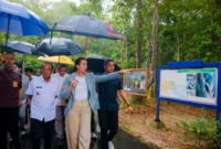 Menpar Widiyanti Putri Wardhana saat mengunjungi Belitong UNESCO Global Geopark. (Foto: Kemenpar)