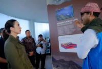 Menpar Widiyanti Putri Wardhana saat melakukan kunjungan ke Pusat Informasi Geologi Geopark Ijen, Banyuwangi, (24/7/2026). (Foto: Kemenpar)