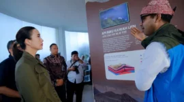 Menpar Widiyanti Putri Wardhana saat melakukan kunjungan ke Pusat Informasi Geologi Geopark Ijen, Banyuwangi, (24/7/2026). (Foto: Kemenpar)