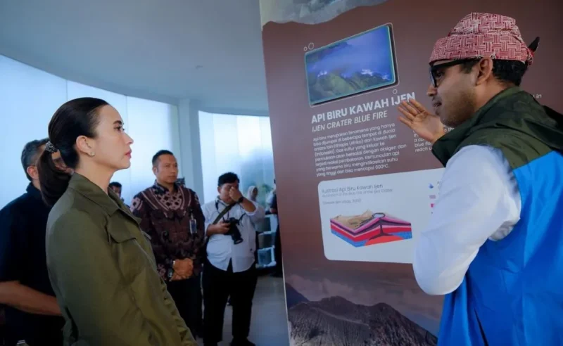 Menpar Widiyanti Putri Wardhana saat melakukan kunjungan ke Pusat Informasi Geologi Geopark Ijen, Banyuwangi, (24/7/2026). (Foto: Kemenpar)