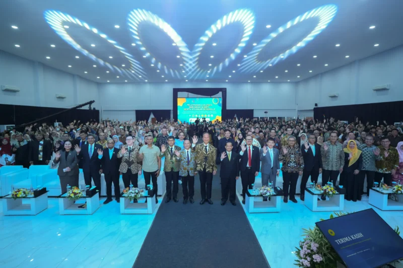 Menperin Agus Gumiwang Kartasasmita saat Pelepasan Lulusan SMK-SMAK dan SMK-SMTI serta Studium Generale Serentak Tahun 2026 di SMK-SMAK Bogor, Kamis (16/7). (Foto: Kemenperin)