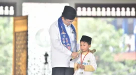 Menteri Agama Nasaruddin Umar bersama peserta didik baru. (Foto: Ist/Kemenag)