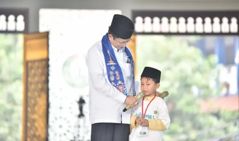 Menteri Agama Nasaruddin Umar bersama peserta didik baru. (Foto: Ist/Kemenag)