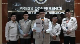 Menteri Haji dan Umrah, Moch. Irfan Yusuf memberikan keterangan pers di Surabaya. (Foto: Kemenhaj)