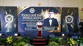 Menhaj RI Mochamad Irfan Yusuf saat membuka Evaluasi Penguatan Layanan Penyelenggaraan Ibadah Haji Provinsi Kalimantan Selatan dan Embarkasi Banjarmasin Tahun 1447 H/2026 M di Banjarbaru, Kamis (9/7/2026). (Foto: Kemenhaj)
