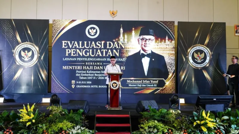 Menhaj RI Mochamad Irfan Yusuf saat membuka Evaluasi Penguatan Layanan Penyelenggaraan Ibadah Haji Provinsi Kalimantan Selatan dan Embarkasi Banjarmasin Tahun 1447 H/2026 M di Banjarbaru, Kamis (9/7/2026). (Foto: Kemenhaj)