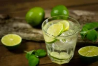 Ilustrasi minuman dengan irisan jeruk nipis. (Foto: Pexels)