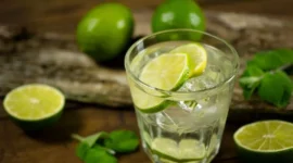 Ilustrasi minuman dengan irisan jeruk nipis. (Foto: Pexels)