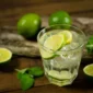 Ilustrasi minuman dengan irisan jeruk nipis. (Foto: Pexels)