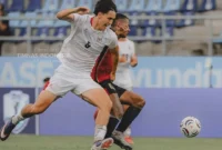 Penyerang Timnas Indonesia Mitchell Baker berebut bola dengan pemain Timor Leste pada laga Grup A Piala AFF 2026. (Foto: IG @timnasindonesia)