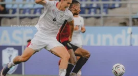 Penyerang Timnas Indonesia Mitchell Baker berebut bola dengan pemain Timor Leste pada laga Grup A Piala AFF 2026. (Foto: IG @timnasindonesia)