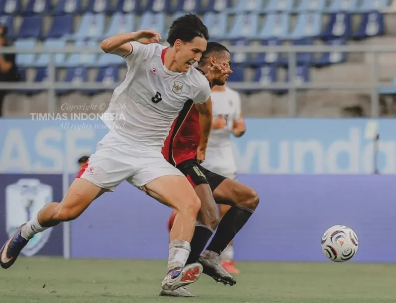 Penyerang Timnas Indonesia Mitchell Baker berebut bola dengan pemain Timor Leste pada laga Grup A Piala AFF 2026. (Foto: IG @timnasindonesia)