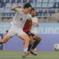 Penyerang Timnas Indonesia Mitchell Baker berebut bola dengan pemain Timor Leste pada laga Grup A Piala AFF 2026. (Foto: IG @timnasindonesia)