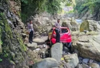 Mobil Daihatsu Ayla terjun ke jurang sedalam sekitar 50 meter di kawasan Malibo Anai, Rabu (1/7/2026) sekitar pukul 06.00 WIB. (Foto: Satlantas Padang Pariaman) 