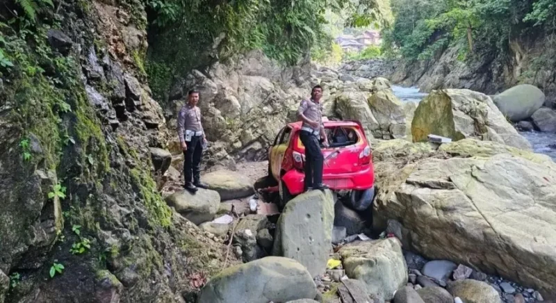 Mobil Daihatsu Ayla terjun ke jurang sedalam sekitar 50 meter di kawasan Malibo Anai, Rabu (1/7/2026) sekitar pukul 06.00 WIB. (Foto: Satlantas Padang Pariaman) 