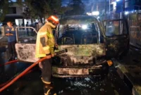 Mobil Colt T120 hangus terbakar di Jalan Nawawi, samping Hotel Dymens, Kelurahan Tarok Dipo, Kecamatan Guguak Panjang, Kota Bukittinggi, Kamis (9/7/2026) dini hari. (Foto: DPKP Bukittinggi)