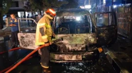 Mobil Colt T120 hangus terbakar di Jalan Nawawi, samping Hotel Dymens, Kelurahan Tarok Dipo, Kecamatan Guguak Panjang, Kota Bukittinggi, Kamis (9/7/2026) dini hari. (Foto: DPKP Bukittinggi)