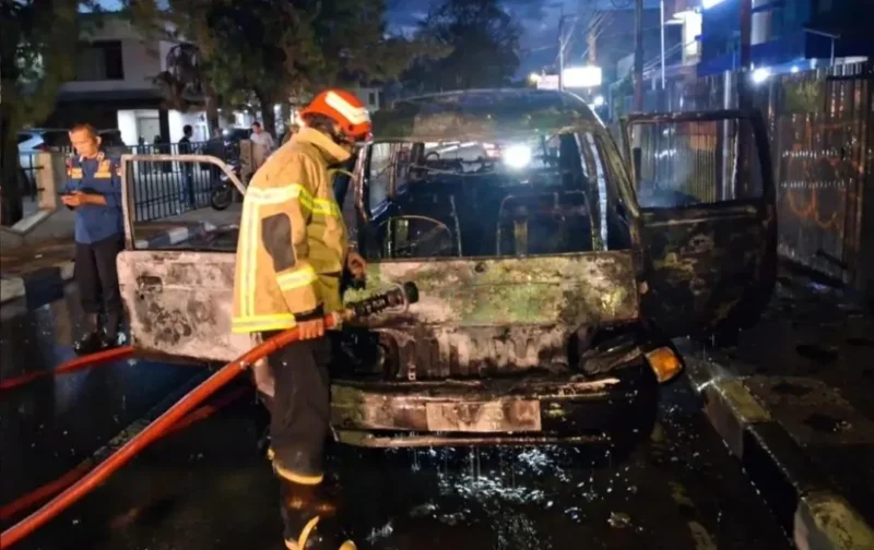 Mobil Colt T120 hangus terbakar di Jalan Nawawi, samping Hotel Dymens, Kelurahan Tarok Dipo, Kecamatan Guguak Panjang, Kota Bukittinggi, Kamis (9/7/2026) dini hari. (Foto: DPKP Bukittinggi)