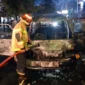 Mobil Colt T120 hangus terbakar di Jalan Nawawi, samping Hotel Dymens, Kelurahan Tarok Dipo, Kecamatan Guguak Panjang, Kota Bukittinggi, Kamis (9/7/2026) dini hari. (Foto: DPKP Bukittinggi)