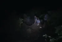 Sebuah mobil terperosok ke jurang sedalam sekitar 80 meter di kawasan Panorama Sitinjau Lauik, Kamis (2/7/2026) malam (Foto: Tangkapan Layar)
