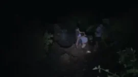Sebuah mobil terperosok ke jurang sedalam sekitar 80 meter di kawasan Panorama Sitinjau Lauik, Kamis (2/7/2026) malam (Foto: Tangkapan Layar)