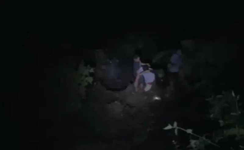 Sebuah mobil terperosok ke jurang sedalam sekitar 80 meter di kawasan Panorama Sitinjau Lauik, Kamis (2/7/2026) malam (Foto: Tangkapan Layar)