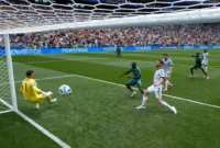Momen pemain Senegal melesatkan bola ke gawang Belgia. (Foto: FIFA.com)