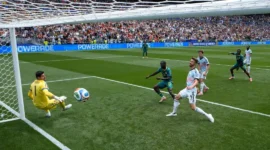 Momen pemain Senegal melesatkan bola ke gawang Belgia. (Foto: FIFA.com)