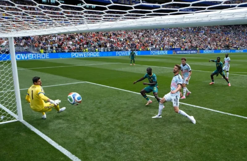 Momen pemain Senegal melesatkan bola ke gawang Belgia. (Foto: FIFA.com)