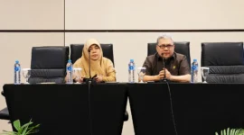 Ketua DPRD Sumbar Muhidi saat menjadi narasumber dalam Bimtek Kepala SMA/SMK se-Sumbar, Senin (6/7/2026). (Foto: Ist)