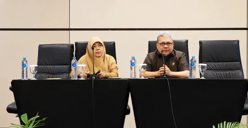 Ketua DPRD Sumbar Muhidi saat menjadi narasumber dalam Bimtek Kepala SMA/SMK se-Sumbar, Senin (6/7/2026). (Foto: Ist)