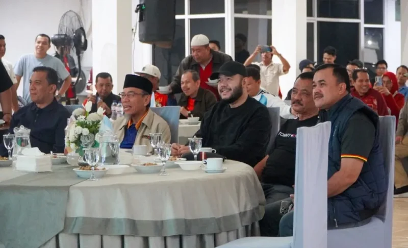 Wali Kota Padang Fadly Amran didampingi Wakil Wali Maigus Nasir dan jajaran menggelar nobar Final Piala Dunia 2026 di Palanta Rumah Dinas Wali, Senin (20/7/2026) dini hari WIB. (Foto: Pemko Padang)