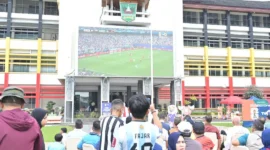 Warga memadati nobar Piala Dunia 2026 di Kantor Gubernur Sumbar. (Foto: ADPSB)
