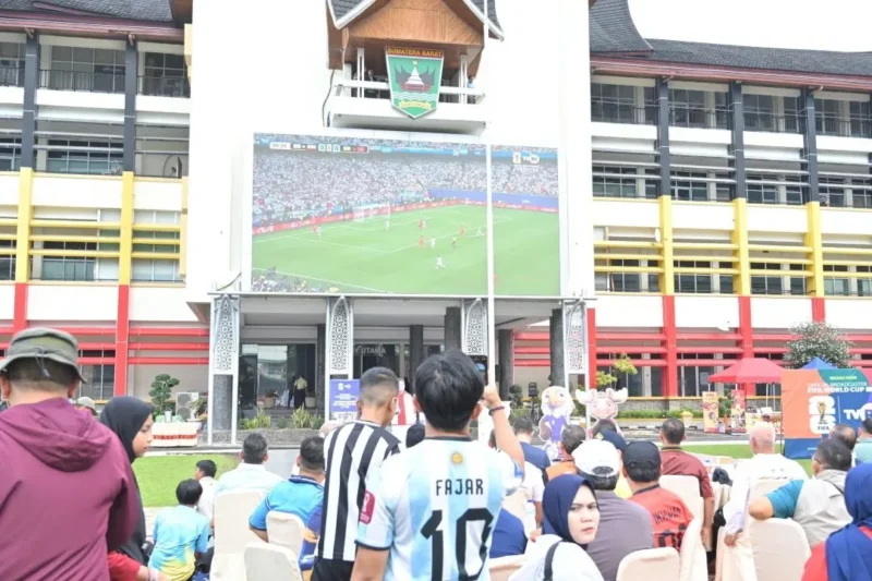 Warga memadati nobar Piala Dunia 2026 di Kantor Gubernur Sumbar. (Foto: ADPSB)