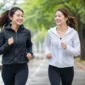 Ilustrasi dua orang wanita menggunakan jaket saat berolahraga. (Foto: AI Generate)