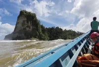 Operasi pencarian balita hilang terseret ombak di Muara Simatalu Mentawai. (Foto: Ist)